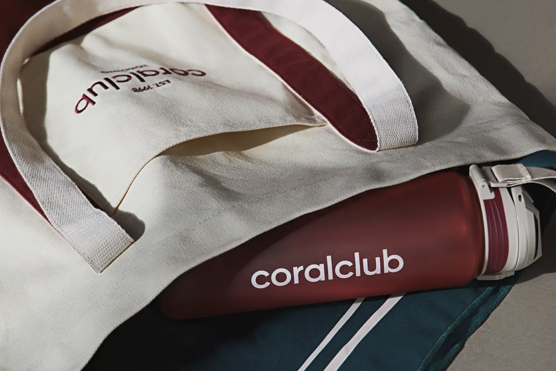 Coral Club пластик бөтөлкөсү, кочкул кызыл